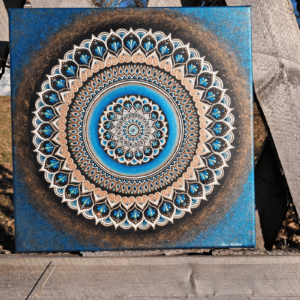 Ručně malovaná mandala modro měděné barvy